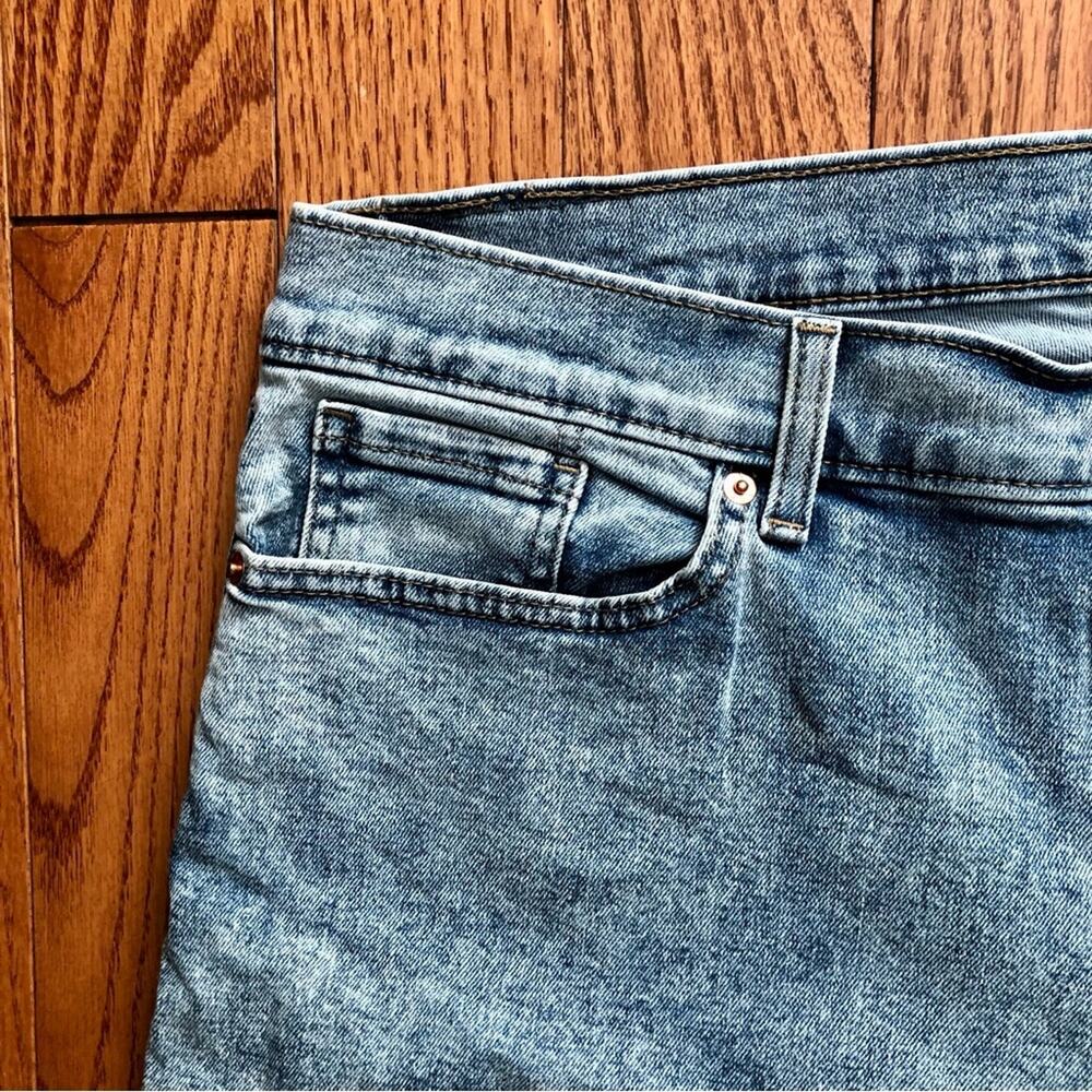 Denizen Levi's Light Mid-Rise Cropped Boyfriend Light Blue Jeans Women’s Size 33 - Picture 5 of 11
